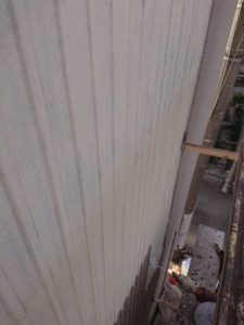 横浜市西区にてトタン外壁一面の塗り替え工事　～下塗り～