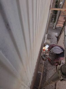 横浜市西区にてトタン外壁一面の塗り替え工事　～下塗り～